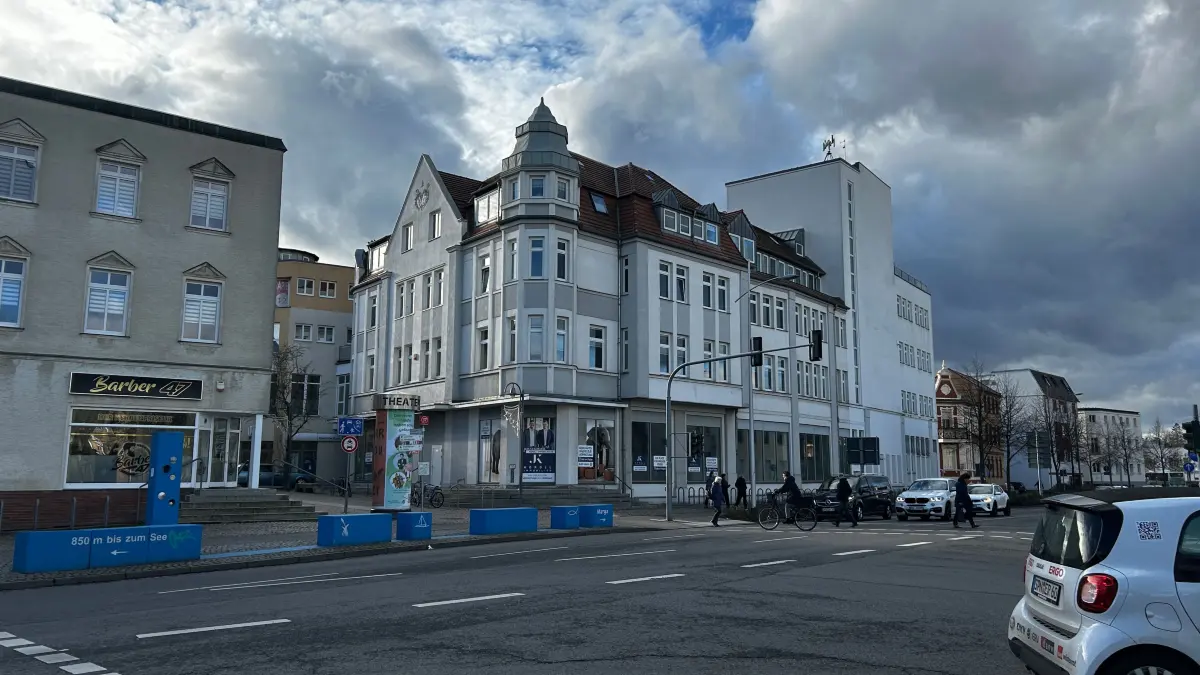 Das ehemalige Kaufhaus an der Senftenberger Kaufhauskreuzung ist nur teilweise belegt. Das Erdgeschoss ist nach wie vor zu haben.