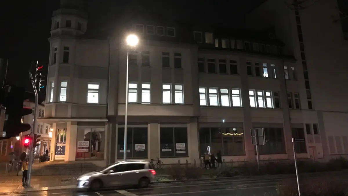 Im ehemaligen Kaufhaus im Senftenberger Stadtzentrum sind die Lichter längst nicht ausgegangen. Im Erdgeschoss bleibt es aber weiter dunkel. Dort wird ein Mieter gesucht.