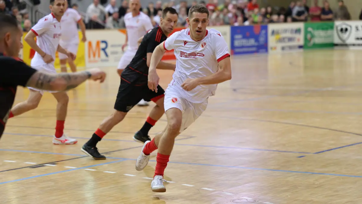 10r Bretterknaller des FC Energie Cottbus in der Lausitz-Arena Cottbus: Nils Petersen