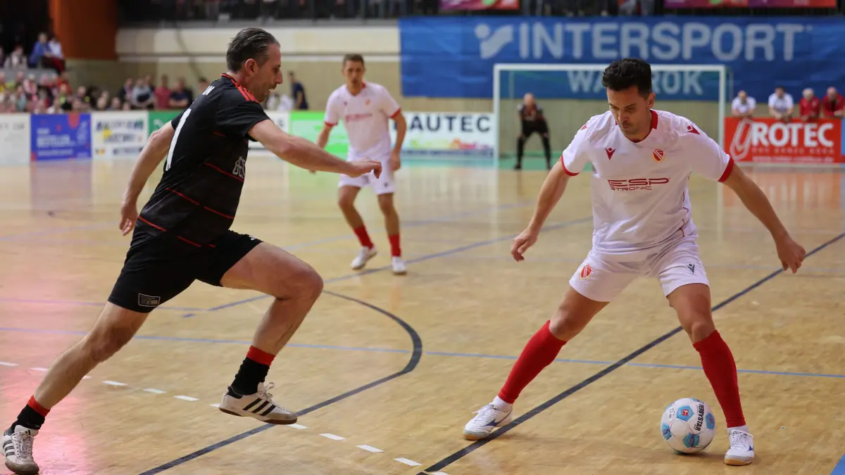 10r Bretterknaller des FC Energie Cottbus in der Lausitz-Arena Cottbus: Dimitar Rangelow (r.)