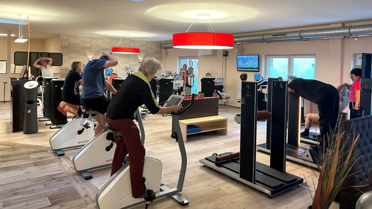 Schwitzen im Gesundheitsstudio Sano: Hier gibt es zwei Bereiche für das Muskeltraining. Die modernen Geräte stellen sich dank der eigenen Chipkarte automatisch auf das Mitglied und sein individuelles Trainingsprogramm ein.