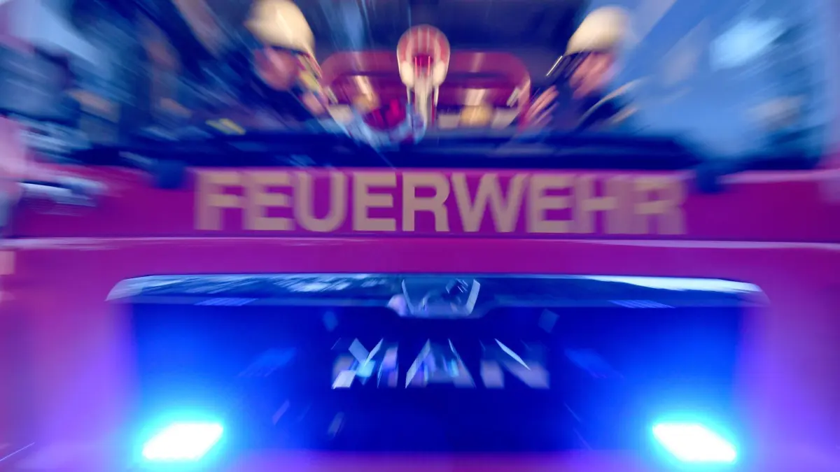 Freiwillige Feuerwehr: ARCHIV - 17.07.2019, Schleswig-Holstein, Aukrug-Homfeld: Feuerwehrmänner sitzen in ihrem Fahrzeug. (zu dpa: «Wohnungsbrand in Rendsburg - ein Mensch tot aufgefunden») Foto: Carsten Rehder/dpa +++ dpa-Bildfunk +++