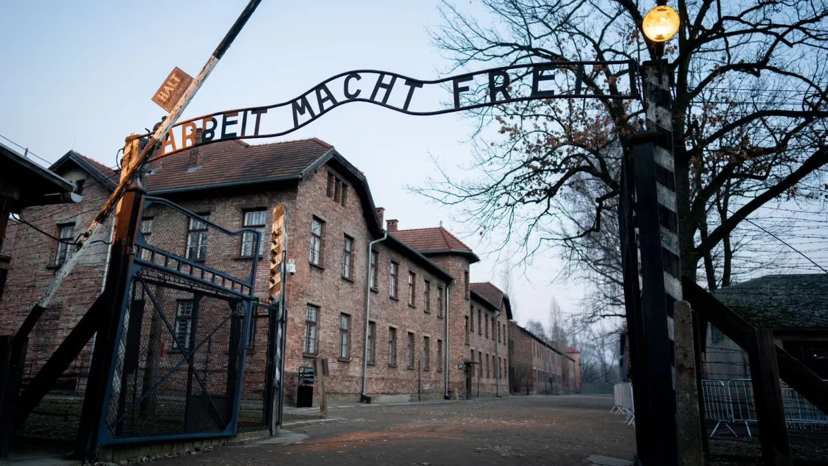 Der Schriftzug "Arbeit macht frei" ist am Tor zum früheren Konzentrationslager Auschwitz I zu sehen. Am 27.01.2020 jährt sich zum 75. mal die Befreiung des Konzentrationslagers durch die Rote Armee. Von 1940 bis 1945 betrieb die SS den Komplex mit zahlreichen Außenlagern als Konzentrations- und Vernichtungslager. Die Zahl der Ermordeten beläuft sich auf 1,1 bis 1,5 Millionen, die meisten von ihnen Juden. Auschwitz steht als Symbol für den industriellen Massenmord und die Vernichtung der Juden. +++ dpa-Bildfunk +++