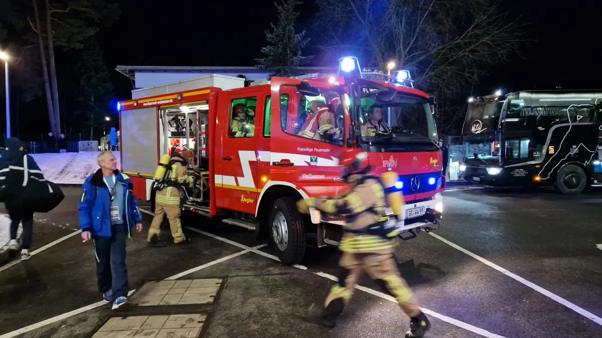 Alarm in der Eishalle in Weißwasser: Die Feuerwehr fuhr mit mehreren Fahrzeuge vor. Alle Zuschauer mussten direkt nach dem Spiel die Halle verlassen.