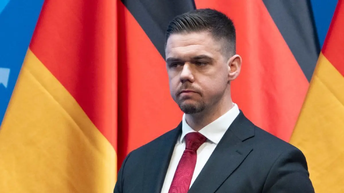 AfD-Bundesparteitag in Riesa: 12.01.2025, Sachsen, Riesa: Hannes Gnauck, AfD Bundestagsabgeordneter und Vorsitzender der Jungen Alternative Deutschland (JA), steht auf dem AfD-Bundesparteitag auf der Bühne. In Riesa will die AfD ihr Wahlprogramm beschließen. Foto: Sebastian Kahnert/dpa +++ dpa-Bildfunk +++