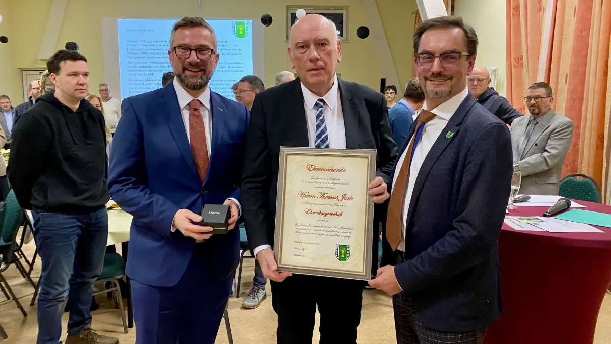 Thomas Jurk ist mit der Ehrenbürgerschaft von Weißkeißel ausgezeichnet worden. Den Preis haben SPD-Landtagsabgeordneter Martin Dulig (l.) und Bürgermeister Andreas Lysk (r.) überreicht.