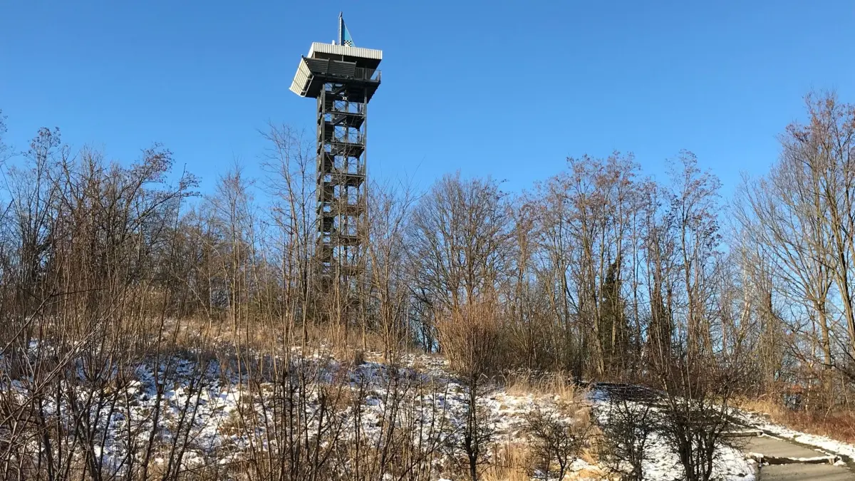 Ein Aufstieg auf den Hörlitzer Aussichtsturm am Lausitzring ist bereits seit Ende 2024 nicht mehr möglich. Jetzt erklärt die Gemeinde Schipkau den Grund.