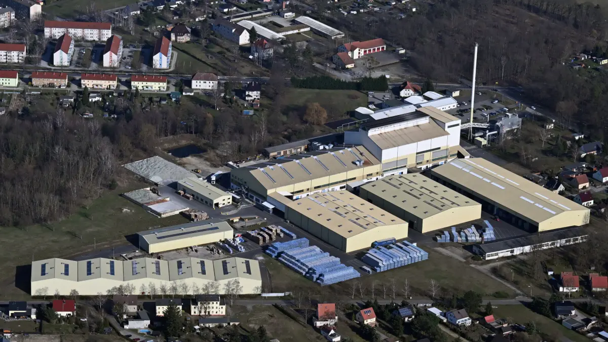 Luft Ardagh Glaswerk Drebkau: Luftaufnahme vom 8. März 2024
Blick auf die Stadt Drebkau
Glaswerk Drebkau, Ardagh Glas GmbH