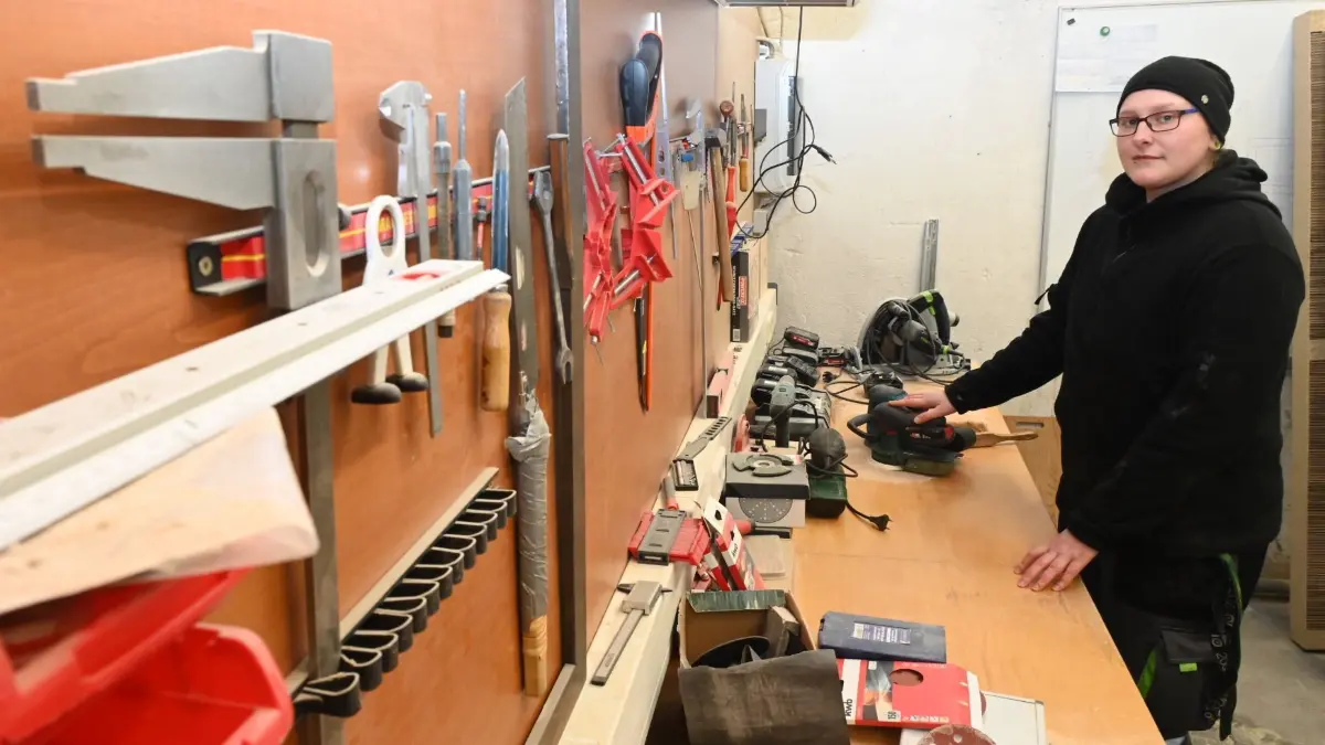 Vorbereitung auf die nächste Runde: Juliane Werner (23) ist gelernte Malerin. Im Rahmen einer ESF-Stelle leitet sie aber auch Schüler in der Holzwerkstatt an. Das Interesse am Handwerk zu wecken, ist eine der Hauptaufgaben.
