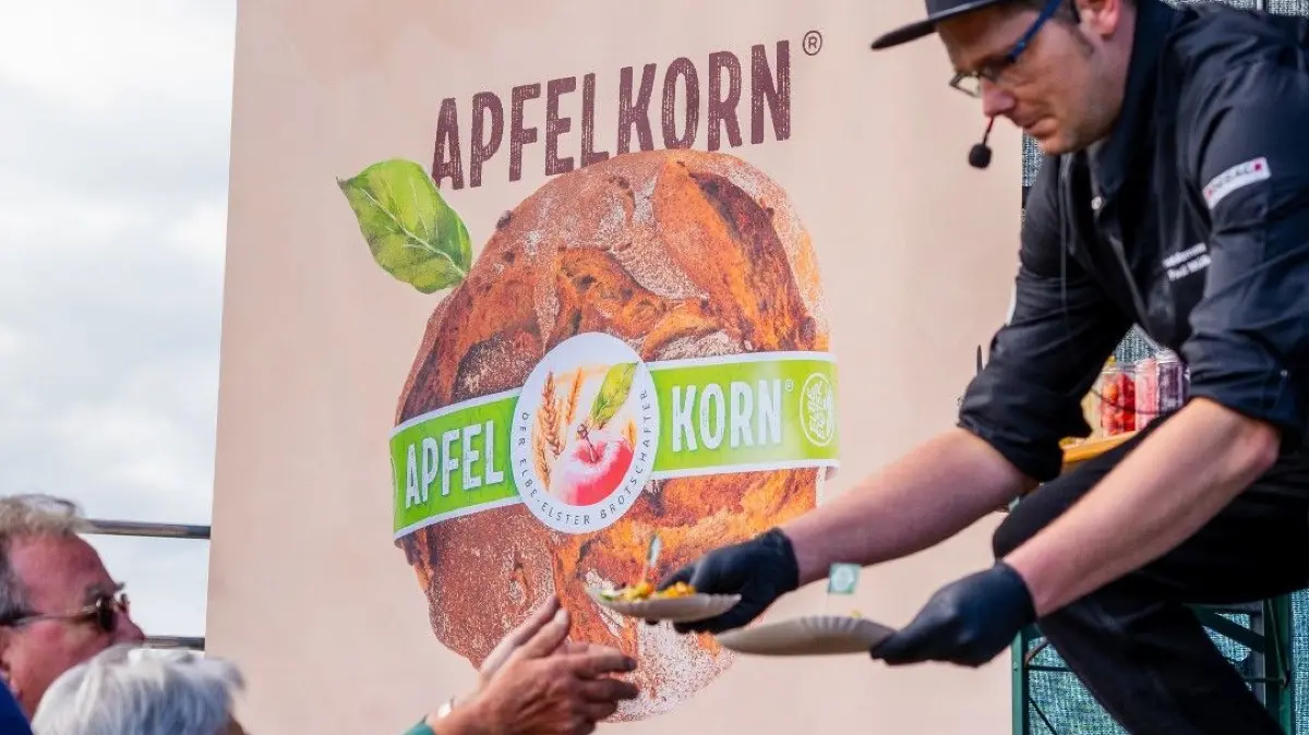 Brotsommelier Paul Müller in Aktion - hier beim Apfeltag im Pomologischen Garten in Döllingen.