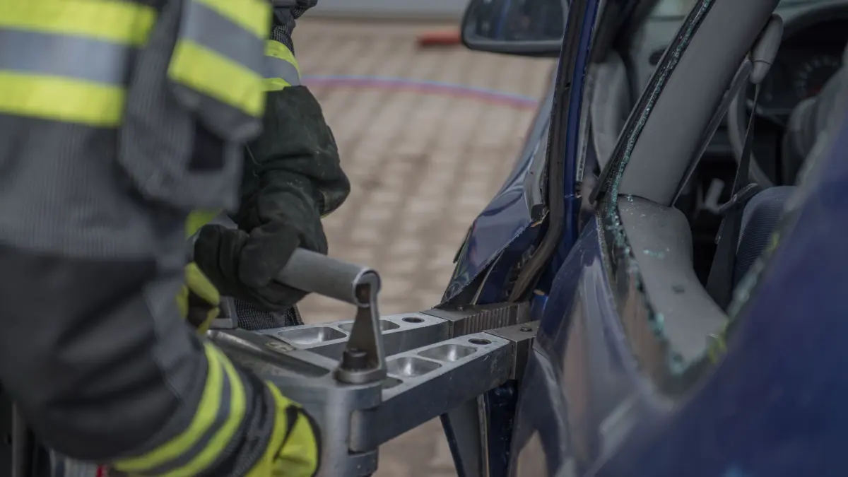 Einbruch in Prötzel: Kriminelle haben bei der Freiwilligen Feuerwehr wichtige Ausrüstung gestohlen. Unter anderem einen Spreizer, wie er zum Beispiel bei der Rettung aus Fahrzeugen verwendet wird. (Symbolbild)
