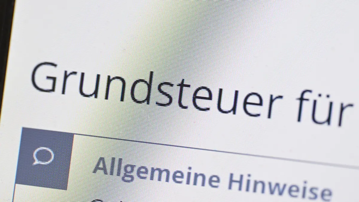 Grundsteuererklärungen: ARCHIV - 13.09.2022, Baden-Württemberg, Stuttgart: Das Wort Grundsteuer erscheint auf einem Computerbildschirm auf der Seite des Online-Steuerportals Elster. (zu dpa: «Bauernverband: neue Grundsteuer belastet Landwirte») Foto: Bernd Weißbrod/dpa +++ dpa-Bildfunk +++