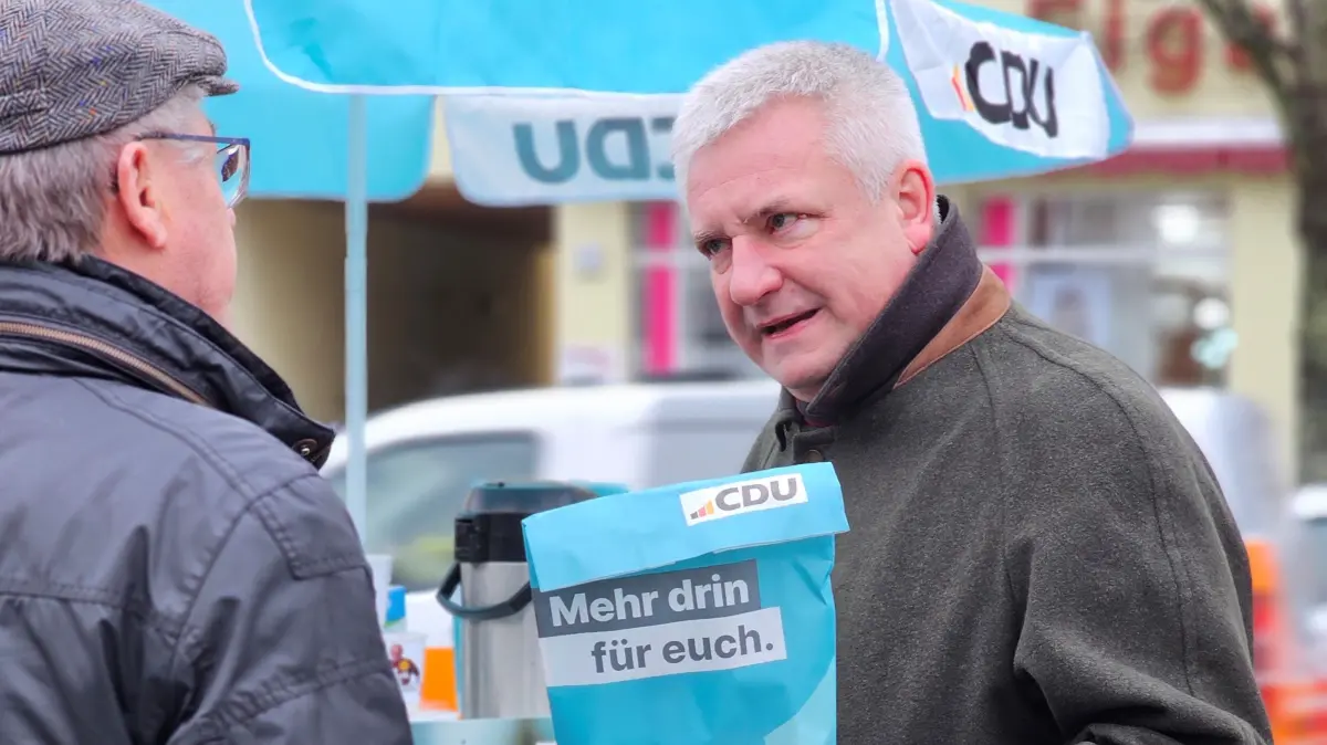 Knut Abraham (CDU) kandidiert nach der Bundestagswahl 2021 erneut, um den Wahlkreis 65 (Elbe-Elster und Oberspreewald-Lausitz) zu vertreten. Er nahm am 15. Januar an einem Informationsstand der CDU auf dem Markt in Finsterwalde teil.