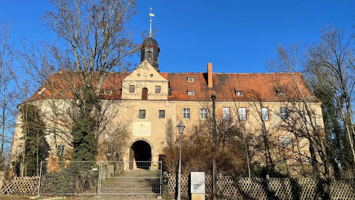Der Haupteingang zum Schloss in Mühlberg macht noch einen recht soliden Eindruck.