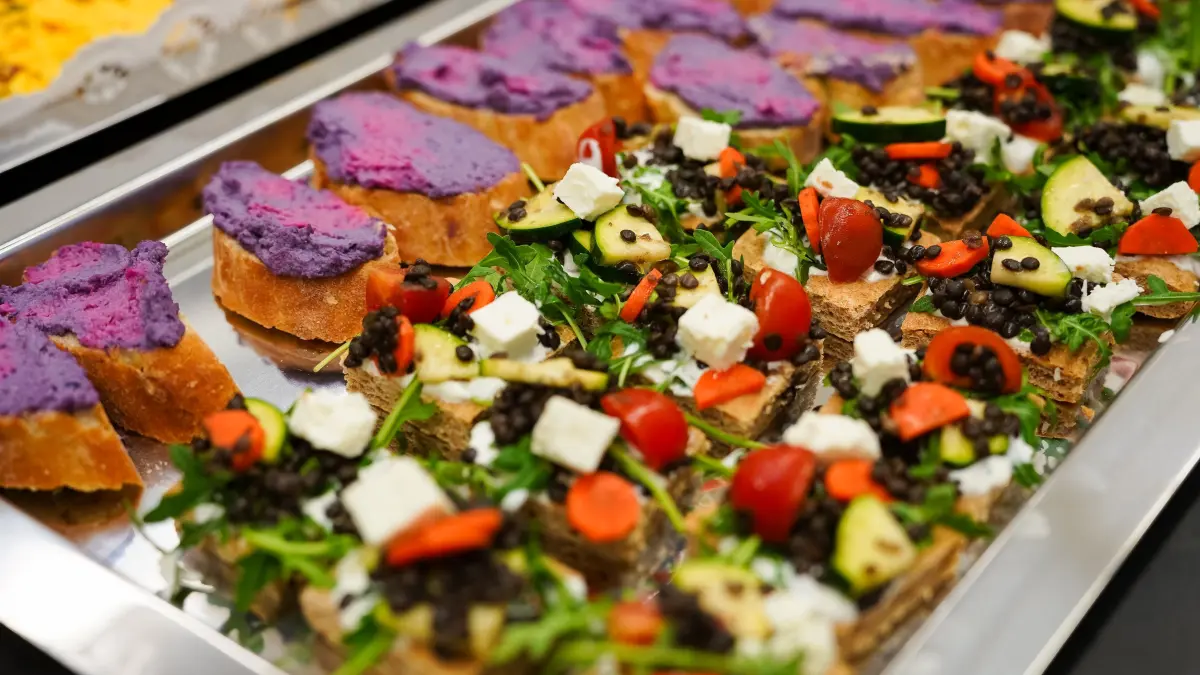 Baguette mit Rote-Bete-Paste oder Knäckebrot mit eiweißreichen Linsen, Schafskäse und Salat, liegen auf dem gesunden Buffet, mit dem sich die neue Lehrküche der Hochschule in Neuruppin sich vorstellt.
