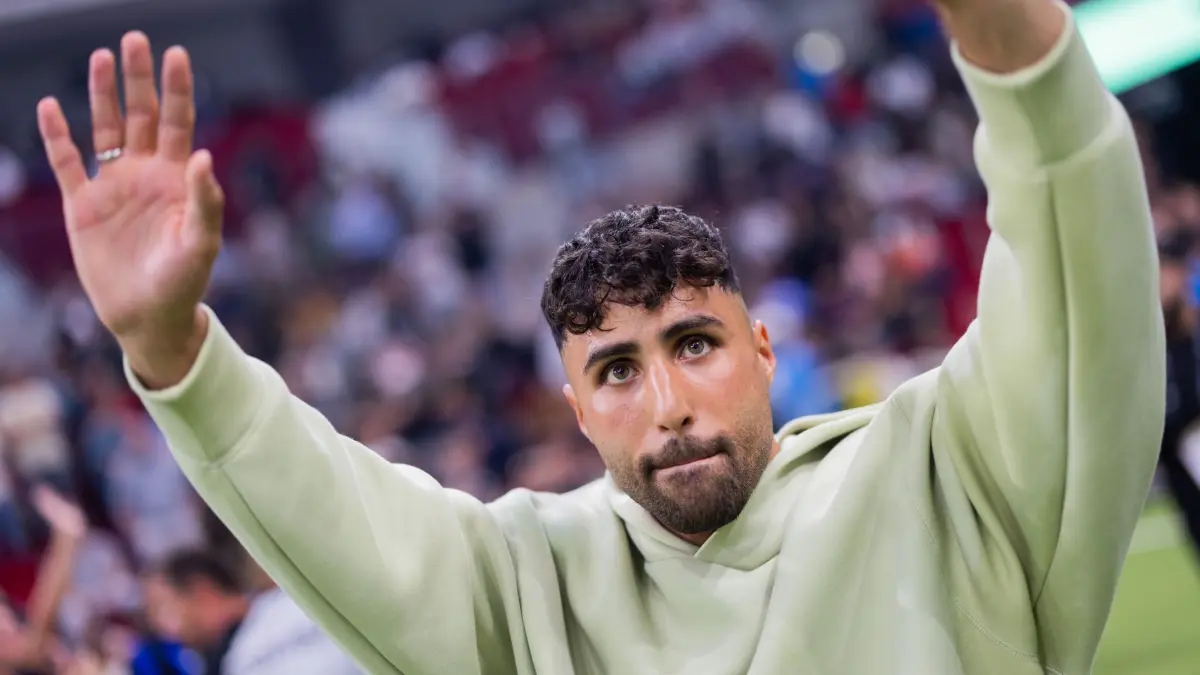 Nader Jindaoui: ARCHIV - 07.10.2024, Nordrhein-Westfalen, Düsseldorf: Fußball: Baller League, Final Four, PSD Bank Dome: Nader El-Jindaoui, Influencer und Teamchef vom FC Nitro, verabschiedet sich von seinen Fans. Sein Team verlor im Halbfinale. (zu dpa: «Internet-Star Jindaoui: Suche dringend Standesbeamten») Foto: Rolf Vennenbernd/dpa +++ dpa-Bildfunk +++