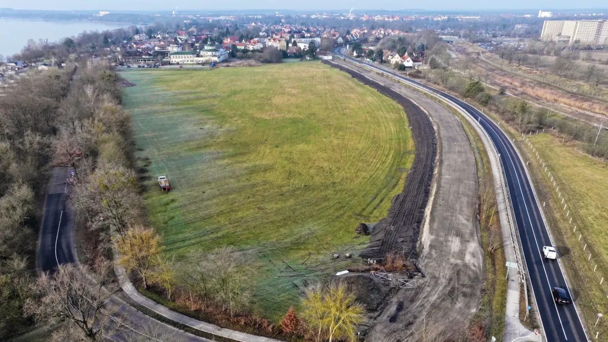 Blick auf die Baustelle für das neue Wohngebiet auf dem Buchwalder Dreieck. Dieses erstreckt sich zwischen der Buchwalder Straße, der B96 und dem Wellnesshotel Seeschlösschen.