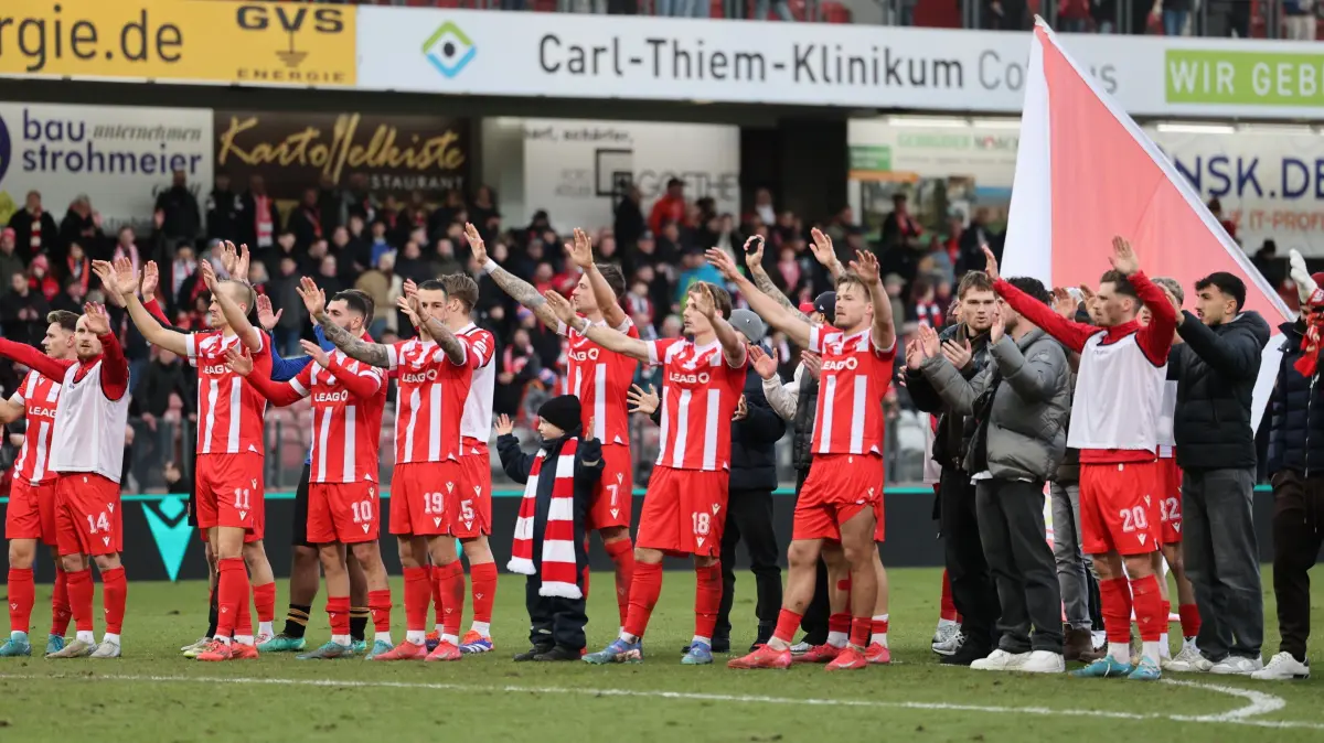 Fussball 3. Liga 2024/2025 FC Energie Cottbus - SG Dynamo Dresden: Energie feiert das Unentschieden