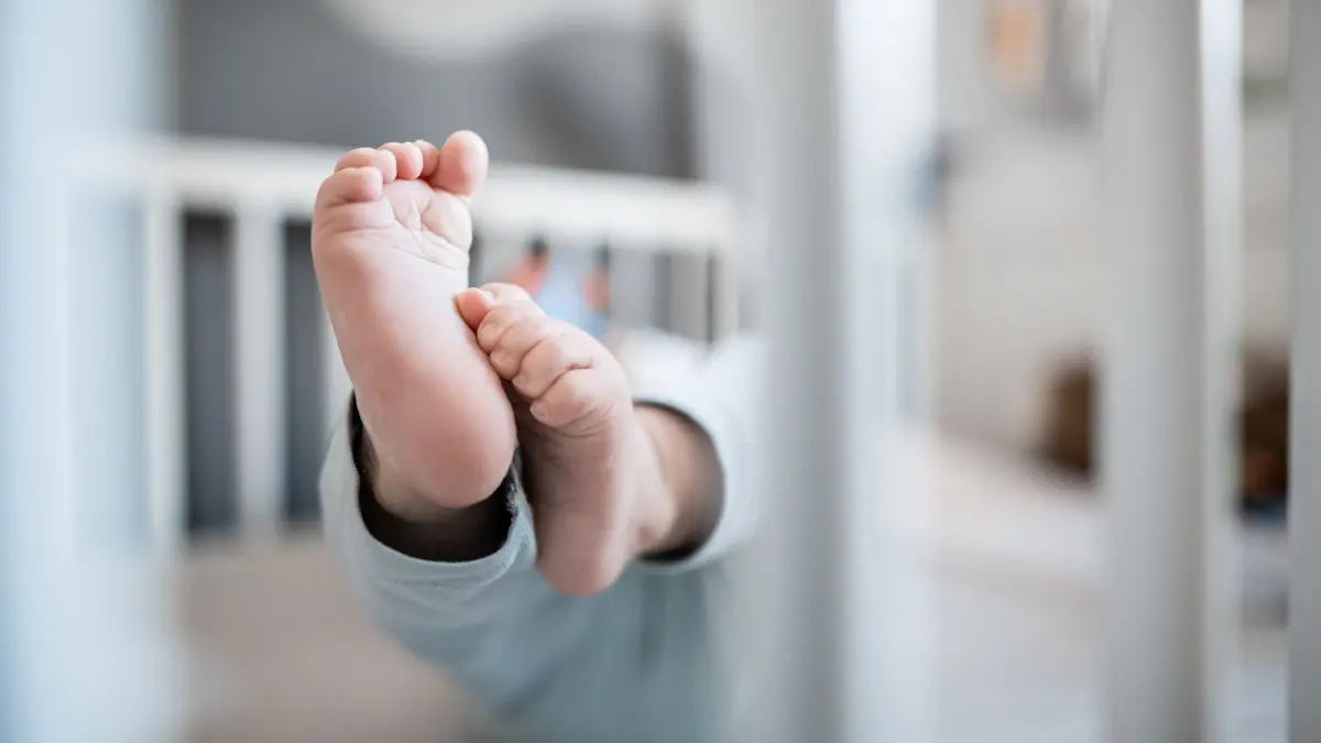 Ein Baby liegt in einem Beistellbett: ARCHIV - 30.12.2019, Nordrhein-Westfalen, Oberhausen: Einen kleinen Menschen auf die Welt zu bringen, kann für Frauen ein überwältigendes Ereignis sein (zu dpa: «Boomer, Gen Z, Betas - Sinn und Unsinn der Alterskohorten») Foto: Fabian Strauch/dpa/dpa-tmn +++ dpa-Bildfunk +++