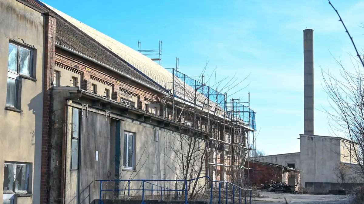 Das alte Glaswerk in Rietschen: Auf dem erneuerten Dach soll eine Fotovoltaik-Anlage entstehen. Investor ist eine GbR - und irgendwie auch die Bürgerenergiegenossenschaft.