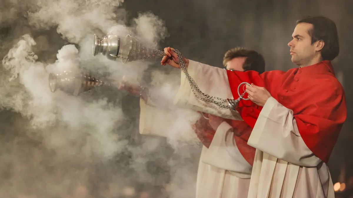 Messdiener im Kölner Dom: ARCHIV - 06.01.2025, Nordrhein-Westfalen, Köln: Messdiener verteilen während des Gottesdienstes zur Öffnung des Schreins der Heiligen Drei Könige Weihrauch. Jedes Jahr am 6. Januar wird der Schrein der Heiligen Drei Könige im Kölner Dom geöffnet. (zu dpa: «Weniger Kirchenaustritte in NRW») Foto: Oliver Berg/dpa +++ dpa-Bildfunk +++