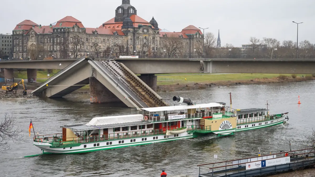 Schiff fährt unter der Carolabrücke hindurch: 28.01.2025, Sachsen, Dresden: Der historische Schaufelraddampfer "Pillnitz" der Sächsischen Dampfschifffahrt fährt unter der teileingestürzten Carolabrücke hindurch. Foto: Robert Michael/dpa +++ dpa-Bildfunk +++