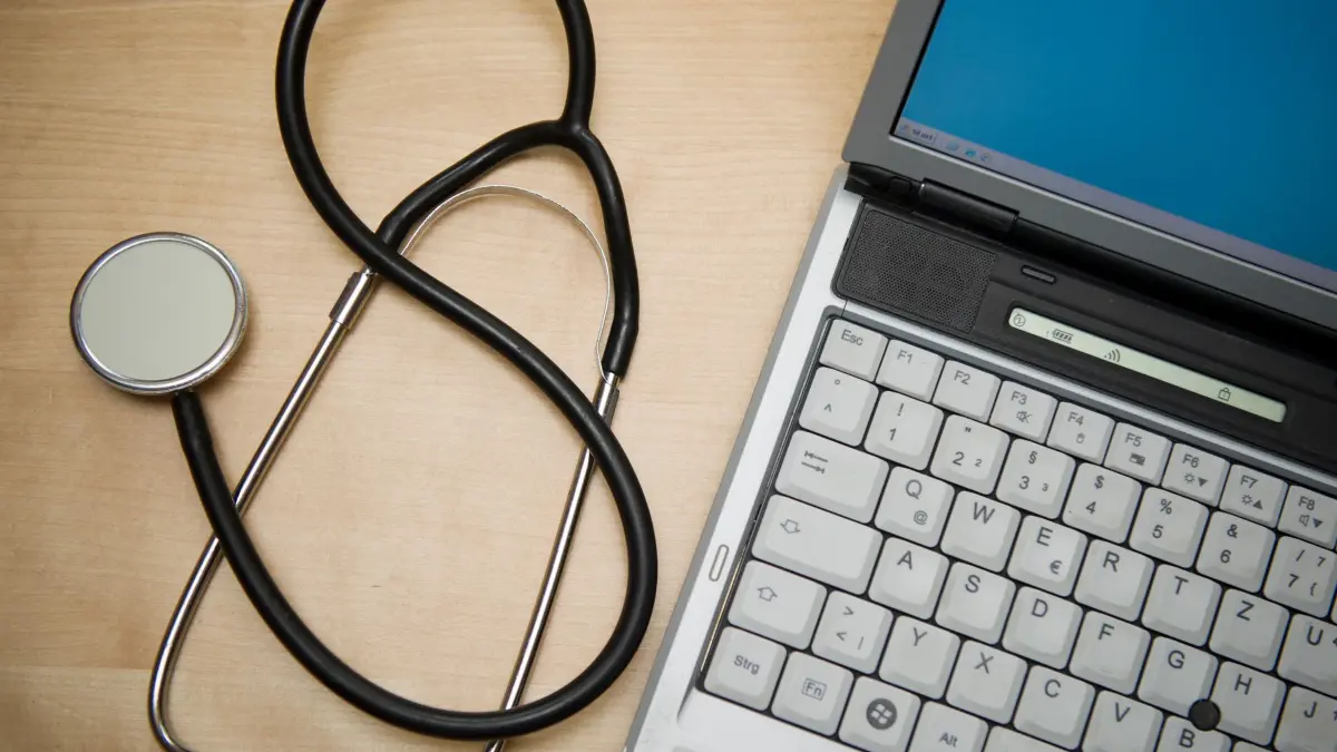 Elektronische Patientenakte: ARCHIV - 08.06.2011, Brandenburg, Frankfurt (oder): Ein Stethoskop liegt neben einem Laptop. (zu dpa: «Cybervorfall: Daten von mindestens 10.000 Ärzten ausgelesen») Foto: Patrick Pleul/dpa-Zentralbild/dpa +++ dpa-Bildfunk +++