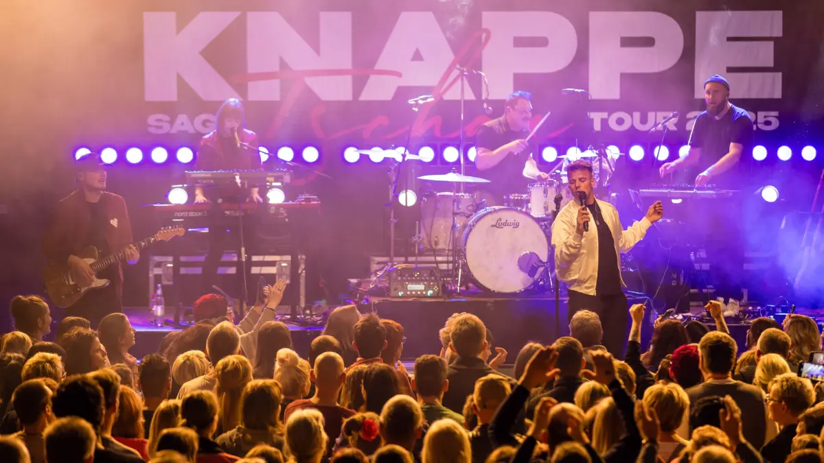 Knappe -Tschau-Tour 2025: Alexander Knappe steht mit seiner Band auf der Bühne des GladHouse.
Knappe beendet in diesem Monat mit seiner «Knappe sagt Tschau Tour 2025» seine Karriere.