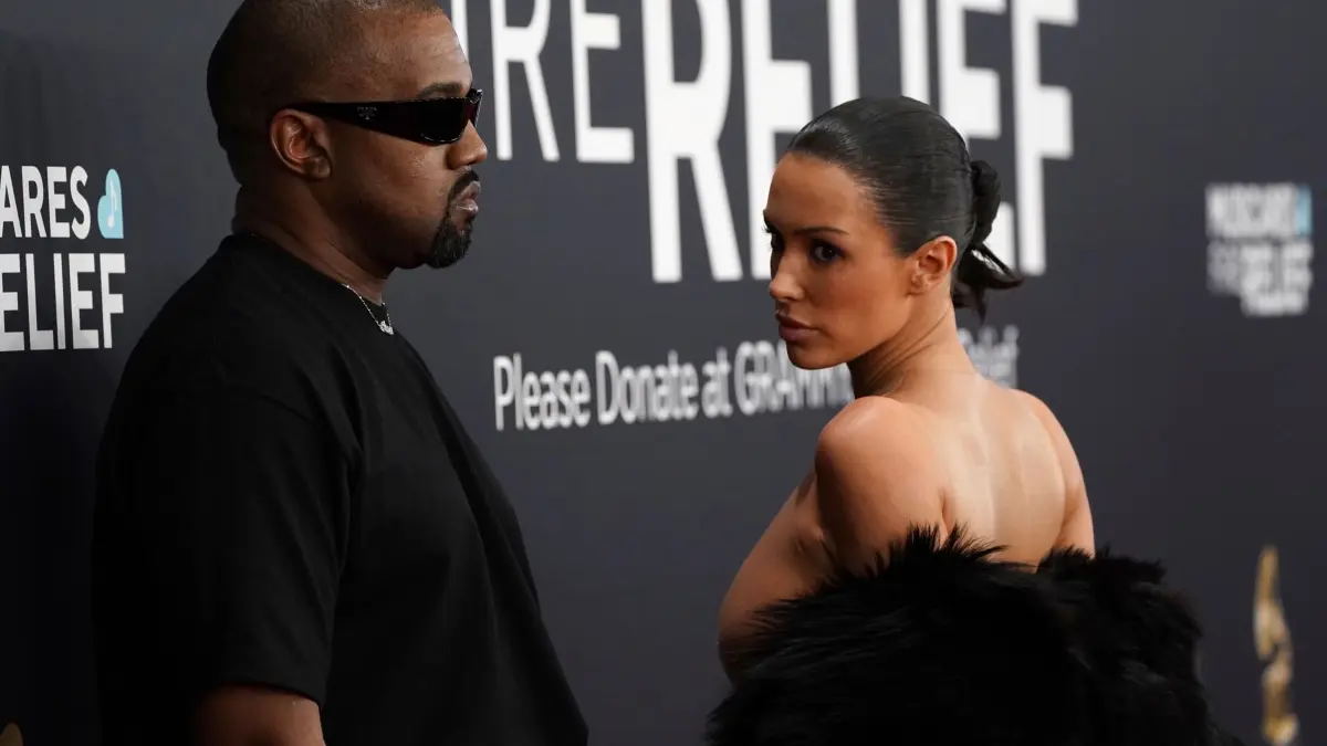 67. Grammy Awards: 02.02.2025, USA, Los Angeles: Kanye West und Bianca Censori kommen zur 67. Grammy-Verleihung. Foto: Jordan Strauss/Invision/AP/dpa +++ dpa-Bildfunk +++