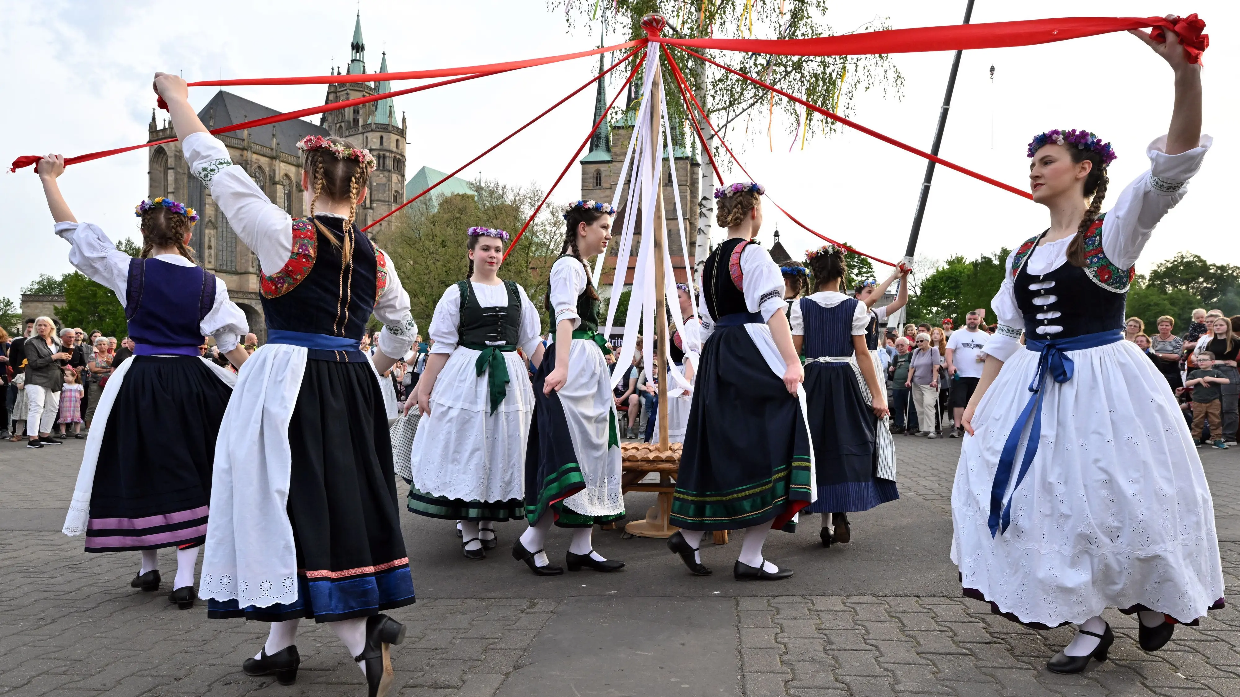 Tanz in den Mai 2025: Maibaum, Maitanz und Maifeuer - Diese Bedeutungen