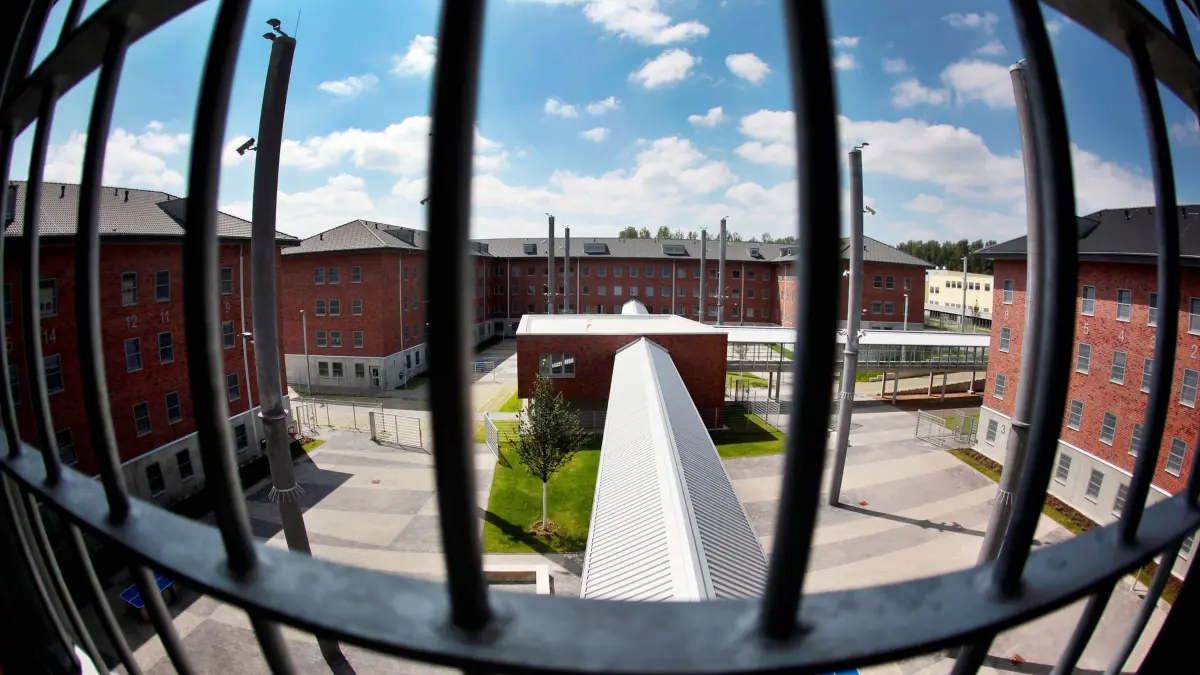Gefängniszelle: ARCHIV - 01.08.2011, Nordrhein-Westfalen, Köln: ILLUSTRATION - Blick aus einer Zelle in der Justizvollzugsanstalt Wuppertal-Ronsdorf. Wer zu Unrecht hintter gittern sitzt, dem stehen neuerdings 75 Euro pro Hafttag zu. (zu dpa: «Zivilfahnder schnappen mutmaßlichen Mietbetrüger - Haft») Foto: Oliver Berg/dpa +++ dpa-Bildfunk +++