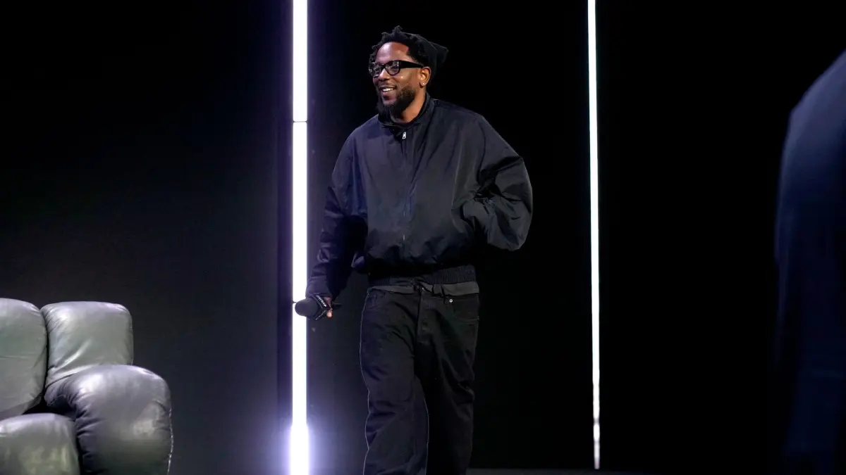 Vor dem LIX. Super Bowl: 06.02.2025, USA, New Orleans: Apple Music Super Bowl LIX Halftime Show Künstler Kendrick Lamar kommt zu einer Pressekonferenz vor dem 59. NFL Super Bowl. Die Kansas City Chiefs treffen am Sonntag (09.02.2023) im Super Bowl LIX auf die Philadelphia Eagles. Foto: Matt York/AP/dpa +++ dpa-Bildfunk +++