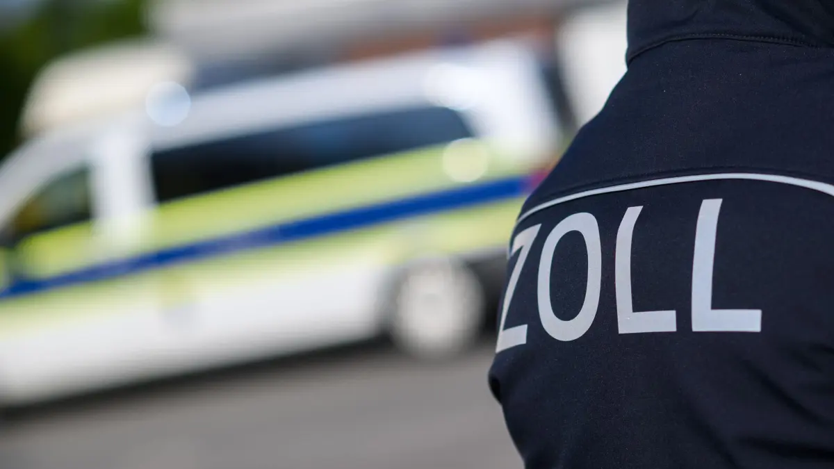 Zoll (Symbolbild): ARCHIV - 23.04.2024, Niedersachsen, Garbsen: Zollbeamte stehen bei einer Kontrolle von Schwarzarbeit in einem Neubaugebiet. (zu dpa: «Autohändler aus NRW wegen Umsatzsteuerbetrug verhaftet») Foto: Julian Stratenschulte/dpa +++ dpa-Bildfunk +++