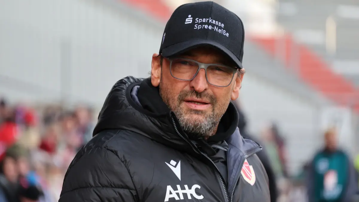 Fussball 3. Liga 2024/2025 FC Energie Cottbus - SV Wehen Wiesbaden: Trainer Claus-Dieter Wollitz (Energie Cottbus)