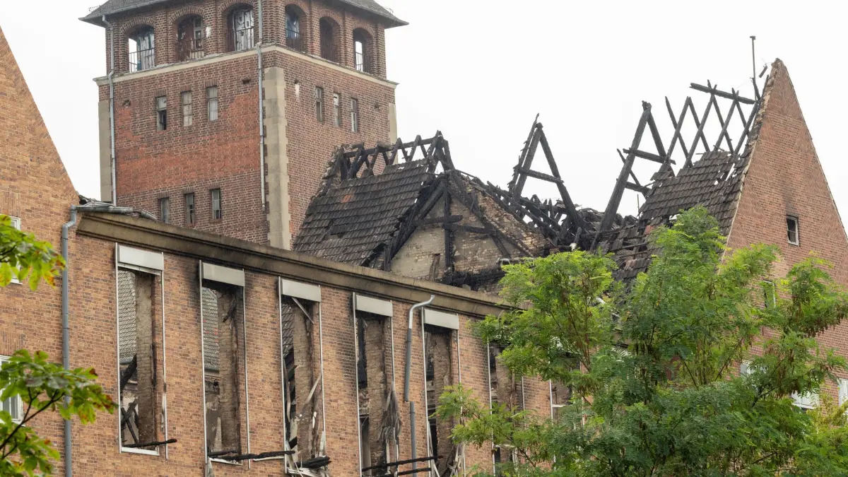 Nach dem Dachstuhlbrand im ehemaligen Landtag: ARCHIV - 06.08.2023, Brandenburg, Potsdam: Verkohlte Holzbalken sind am Seitenflügel zu sehen. Im ehemaligen Landtagsgebäude am Brauhausberg in Potsdam brannte gestern der Dachstuhl. (zu dpa: «Jugendliche dringen in alten Landtag ein - Taser eingesetzt») Foto: Georg Moritz/dpa +++ dpa-Bildfunk +++