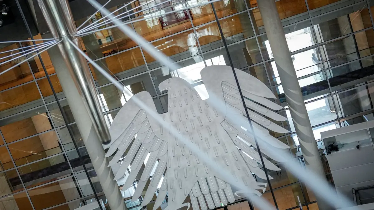 Bundestag vor letzter regulärer Sitzung: 10.02.2025, Berlin: Blick in den Plenarsaal des Bundestags mit dem Bundesadler einen Tag vor der letzten regulären Sitzung der ablaufenden Legislaturperiode vor der Bundestagswahl am 23.02.2025. Foto: Kay Nietfeld/dpa +++ dpa-Bildfunk +++