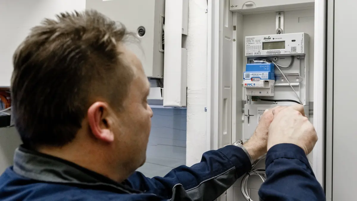 Ein Elektriker montiert einen digitalen Stromzähler mit einem Smart-Meter-Gateway zur Datenübertragung. (zu dpa: «Ab 2025 müssen Versorger Lieferanten dynamische Stromtarife anbieten») +++ dpa-Bildfunk +++