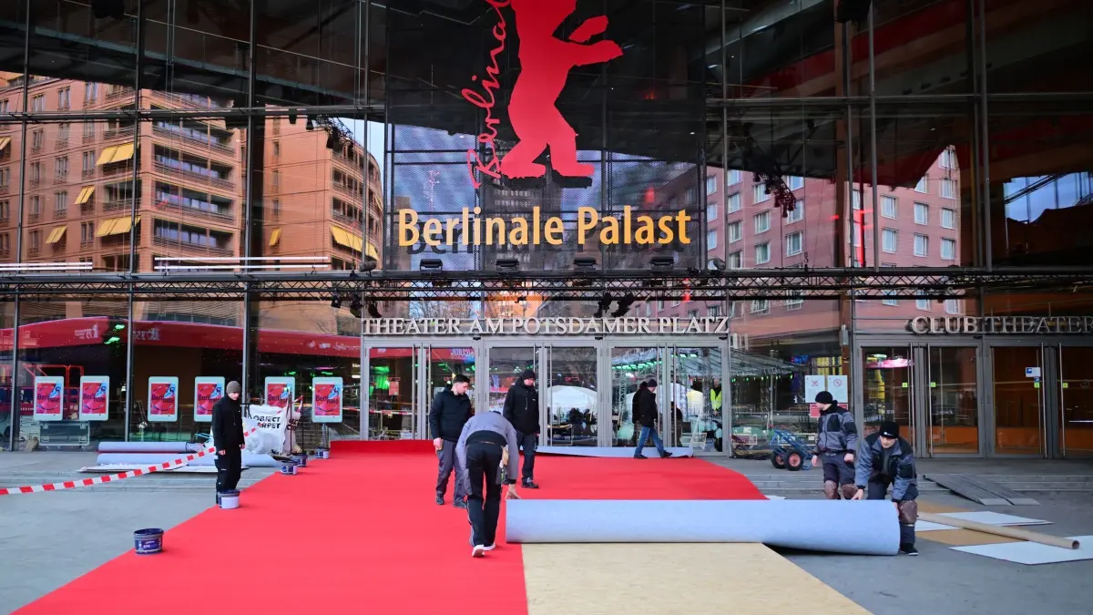 Vor der Berlinale - Aufbauarbeiten: 11.02.2025, Berlin: Arbeiter verlegen am Berlinale Palast den Roten Teppich. Die 75. Internationalen Filmfestspiele Berlin finden vom 13. bis 23. Februar 2025 statt. Foto: Sebsstian Gollnow/dpa +++ dpa-Bildfunk +++