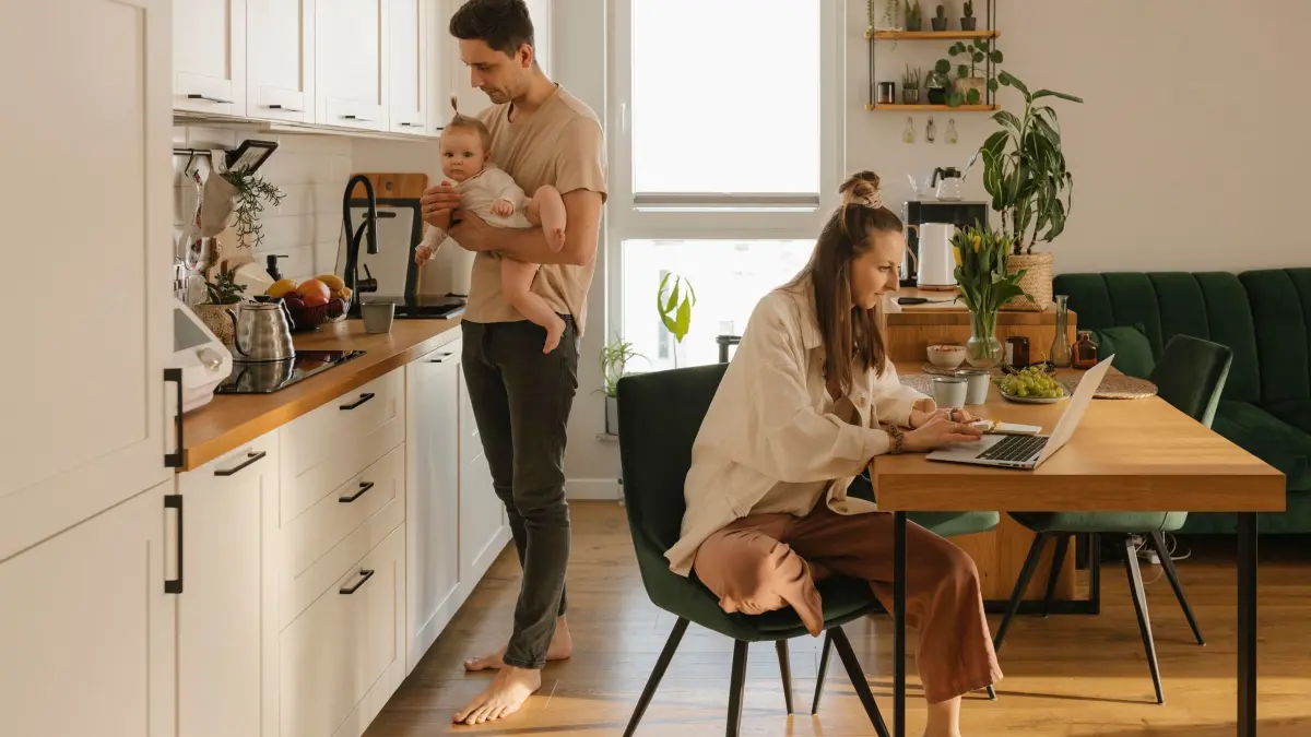 Paar mit Baby in einer Wohnung