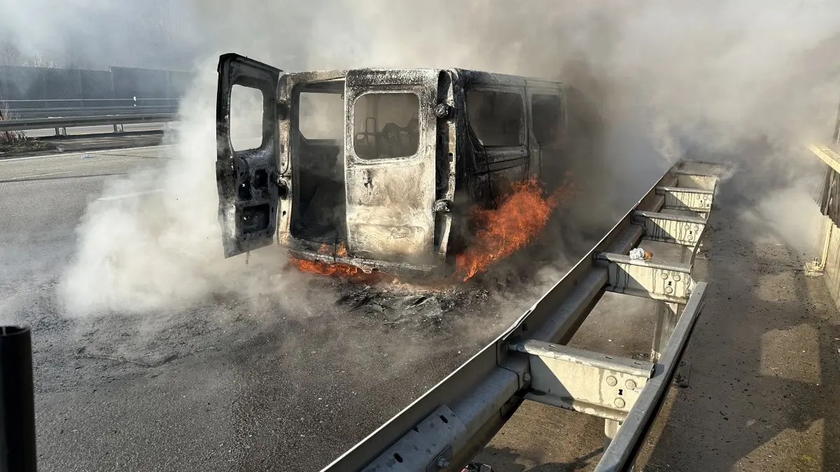 Ein unvermittelter Brand eines Transporters auf der A4 bei Görlitz führt zu erheblichem Schaden. Der gesamte Verkehr auf der Autobahn kam zum Stillstand.