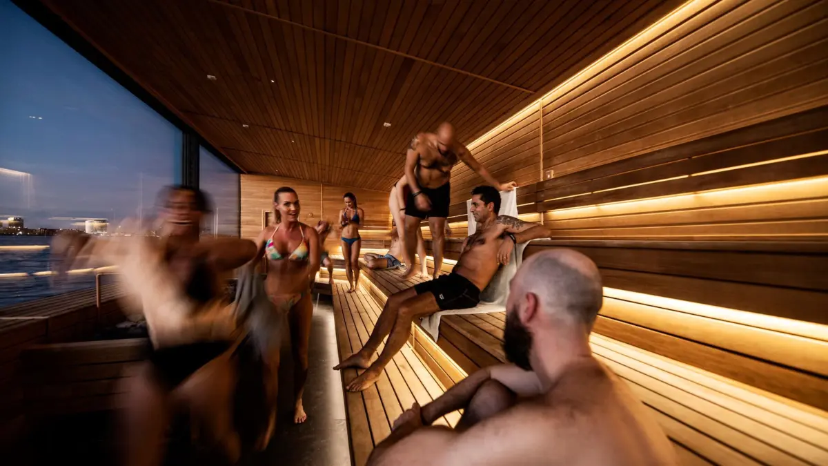 Besucher in einer Sauna: HANDOUT - Jetzt aufwärmen: Sauna nach dem Eisbad. (zu dpa: «Glücksgefühle und Kälteschock - Wintertage in Kopenhagen») Foto: Wonderfull Copenhagen/dpa-tmn - ACHTUNG: Nur zur redaktionellen Verwendung im Zusammenhang mit dem genannten Text und nur bei vollständiger Nennung des vorstehenden Credits - Honorarfrei nur für Bezieher des dpa-Themendienstes +++ dpa-Themendienst +++