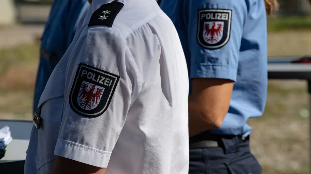 Neues Wohnheim für Polizeianwärter kommt 2026: ARCHIV - 21.09.2020, Brandenburg, Oranienburg: Polizisten stehen bei einem Pressetermin auf dem Gelände der ehemaligen Polizeiwache in Oranienburg (Brandenburg) zusammen. Auf dem Gelände der alten und maroden ehemaligen Wache soll das geplante Wohnheim der Polizeihochschule entstehen. (zu dpa: «Ministerin: Wohnheim-Bau für Polizeianwärter gut im Zeitplan») Foto: Paul Zinken/dpa +++ dpa-Bildfunk +++