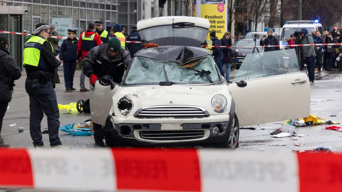 Auto rast in Muenchen in Verdi-Demo: Ein Mini Cooper ist am Donnerstagvormittag (13.02.2025) bei einer Verdi-Demonstration in Muenchen in eine Menschengruppe gefahren. Der Vorfall ereignete sich im Bereich der Kreuzung zwischen Dachauer Strasse und Seidlstrasse im Innenstadtbereich unweit des Muenchner Hauptbahnhofs. Die Polizei spricht von mehreren Verletzten. Der Fahrer des Wagens, ein 24-jaehriger Asylbewerber aus Afghanistan, wurde laut Polizei festgenommen. (Siehe epd-Meldung vom 13.02.2025)