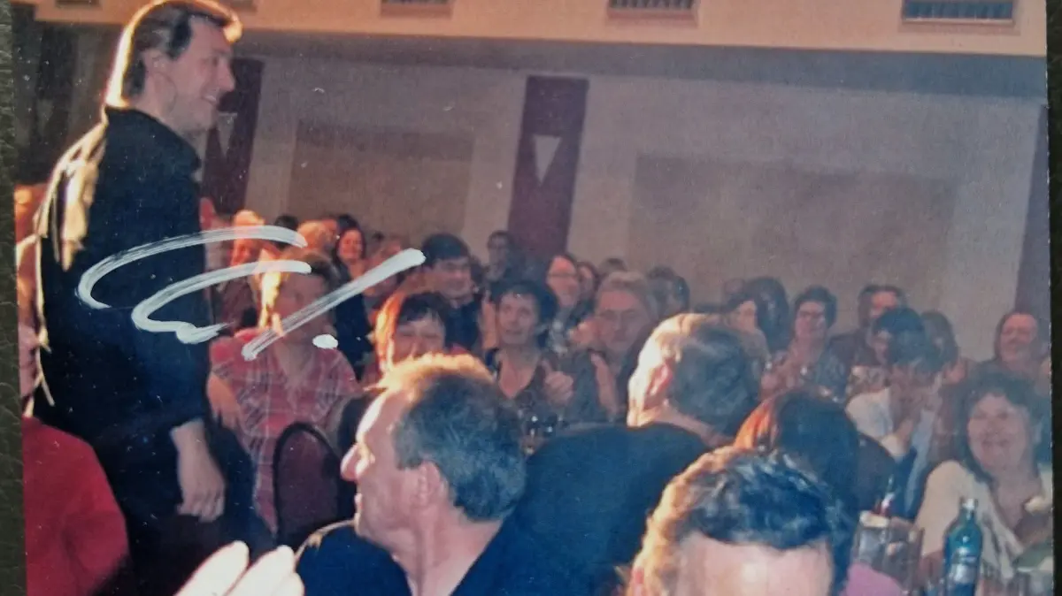 Natürlich auch mit Autogramm: ein Foto, das Steven Reinfeld (Mitte) mit Karat-Sänger Herbert Dreilich (l., stehend) zeigt