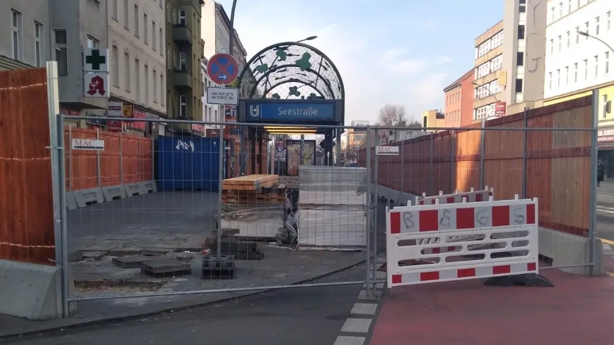 Die Müllerstraße in Berlin-Wedding ist aufgrund von Bauarbeiten am U-Bahnhof Seestraße halbseitig gesperrt. Auch viele unterirdische Baumaßnahmen haben Einfluss auf den Straßenverkehr.