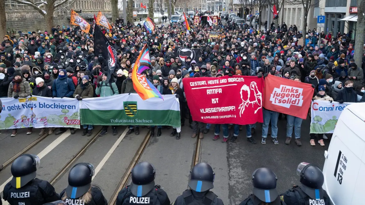Demonstration - 80. Jahrestag der Zerstörung Dresdens: 15.02.2025, Sachsen, Dresden: Gegendemonstranten stehen anlässlich einer geplanten Kundgebung der rechtsextremen Szene am Postplatz vor der Polizei. Grund ist ein „Gedenkmarsch“ zum 80. Jahrestag der Zerstörung Dresdens. Foto: Sebastian Kahnert/dpa +++ dpa-Bildfunk +++
