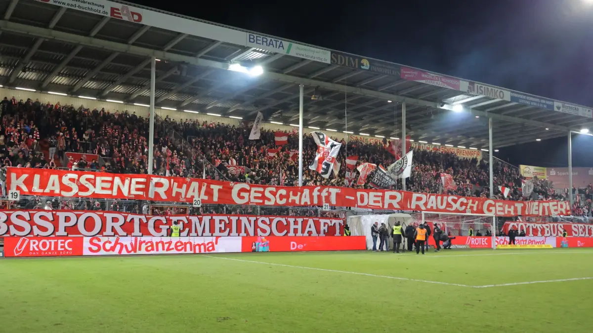 Fussball 3. Liga 2024/2025 FC Energie Cottbus - SC Verl: Spruchband der Energiefans "Klassenerhalt geschafft - Der Rausch geht weiter"