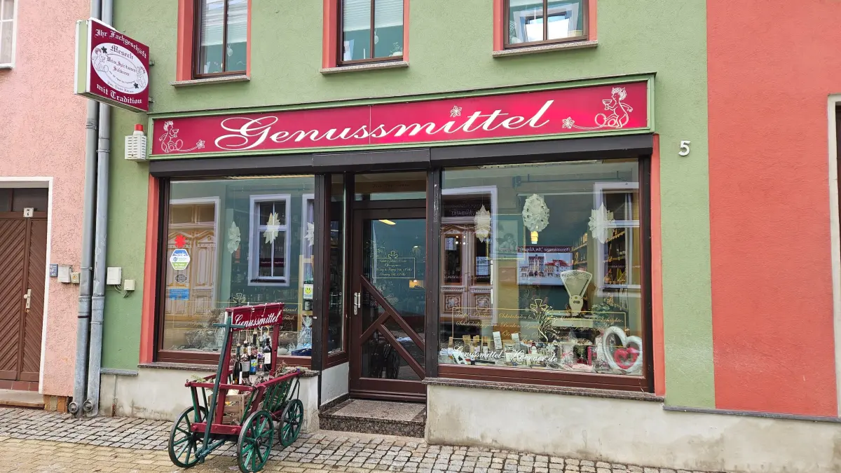 Die Stammkunden wissen es längst: Wenn der saisonal dekorierte Handwagen draußen auf dem Bürgersteig steht, dann ist der Genussmittelladen Körner in der Schloßstraße 5 in Senftenberg geöffnet.