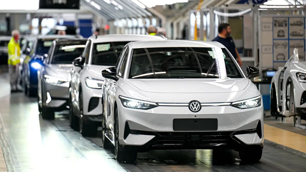 FÜRS REMOTE Bundeskanzler Scholz besucht das VW-Werk in Emden: 18.02.2025, Niedersachsen, Emden: Die Produktion im VW-Werk Emden. In den vergangenen Jahren baute VW die Fabrik zu einem Werk ausschließlich für die E-Auto-Fertigung um. Im Endspurt für den Bundestagswahlkampf besucht Bundeskanzler Scholz den Nordwesten Niedersachsens. Foto: Sina Schuldt/dpa +++ dpa-Bildfunk +++