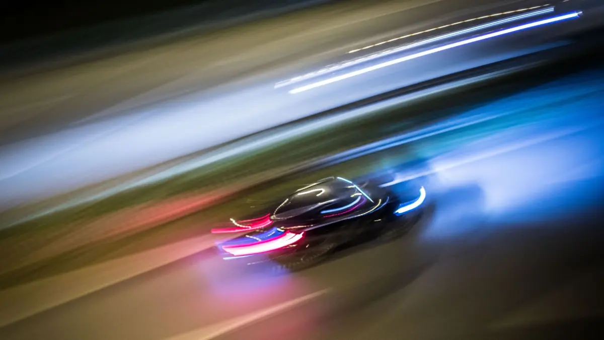 ARCHIV - 14.10.2016, NA, Frankfurt/Main: Zu Lichtspuren verwischt sind die Fahrzeuge auf einer Autobahn. Die Aufnahme entstand mitgezogen aus freier Hand bei einer Belichtungszeit von einer fünftel Sekunde. (zu dpa: «In Lörrach beginnt Prozess nach tödlichem Raser-Unfall») Foto: Frank Rumpenhorst/dpa +++ dpa-Bildfunk +++